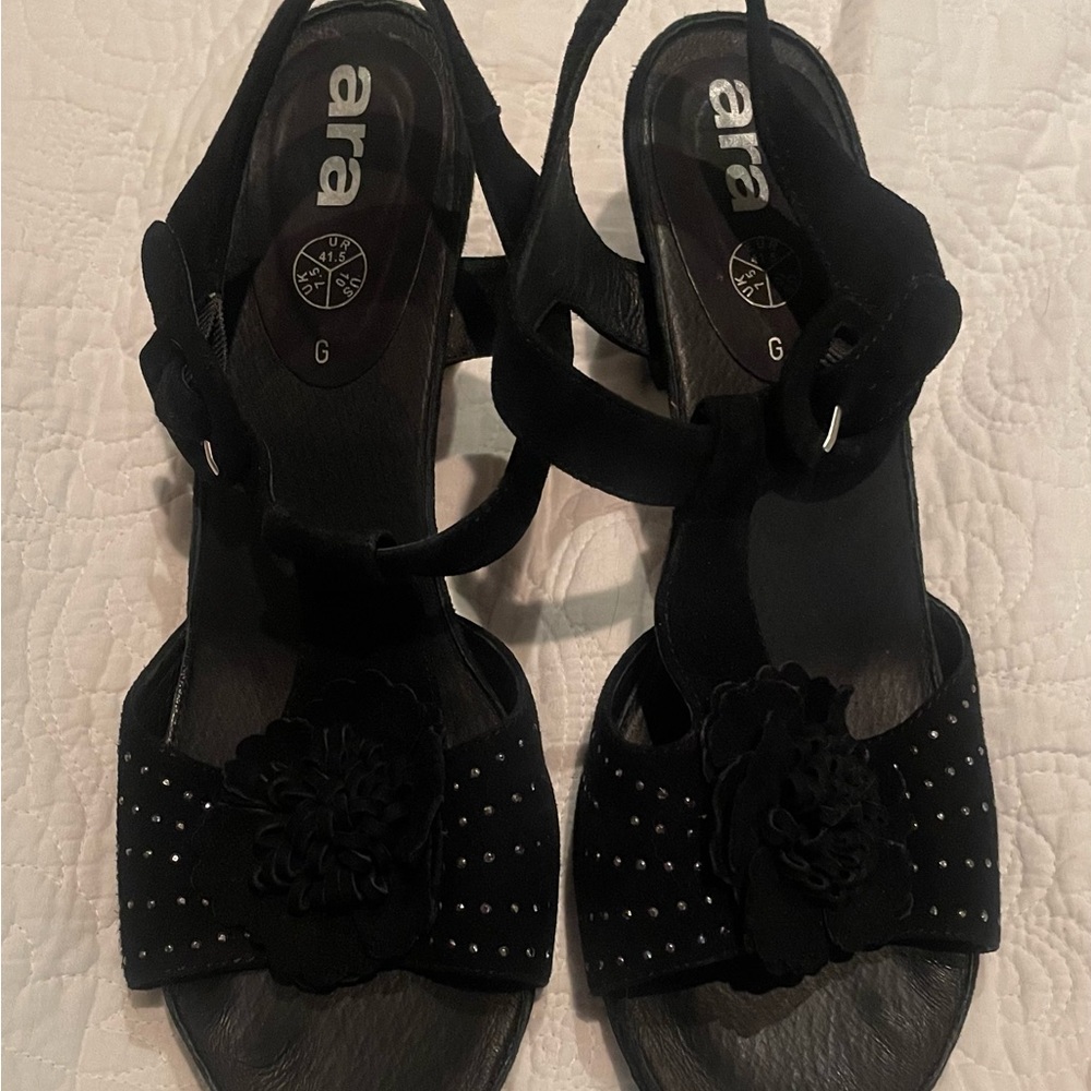 Gorgeous Ara sandals. Kid suede so incredibly soft and comfy. Size 10 US